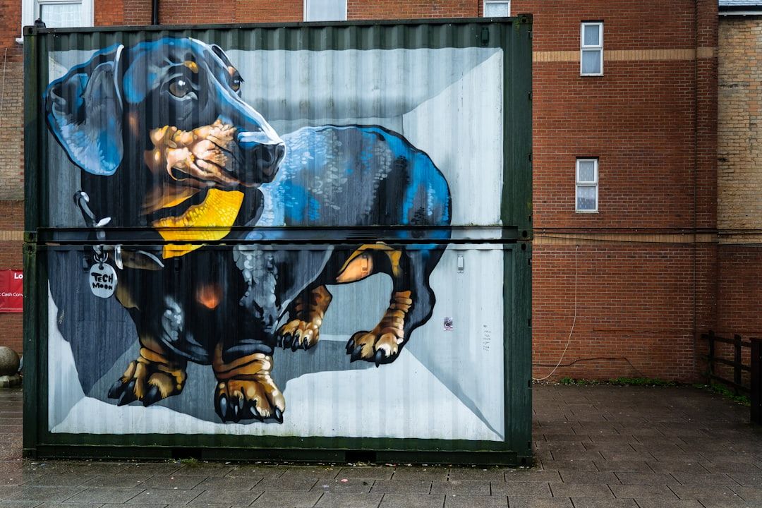 Großes Dackel-Graffiti auf gestapelten Frachtcontainern im Freien.